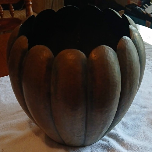 Scalloped brown metal round - scalloped,