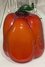 GLASS RED BELL PEPPER W/ GREEN STEM PAPERWEIGHT FRUIT VEGETABLE ORNAMENT