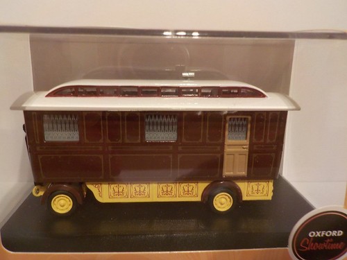 Showmans caravan maroon 76 - maroon, 1/76