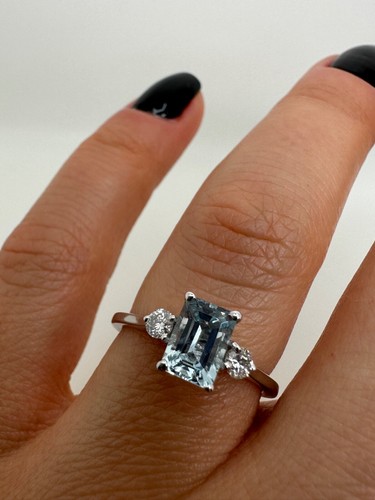 9ct white gold - 9ct, emerald