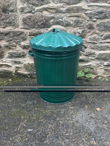 Green metal dustbin - green,