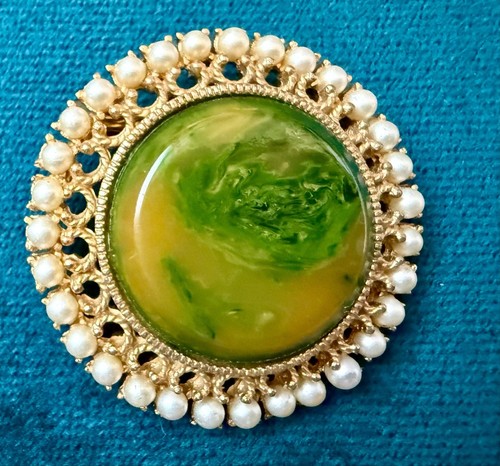 Vintage bakelite brooch - bakelite, brooch: