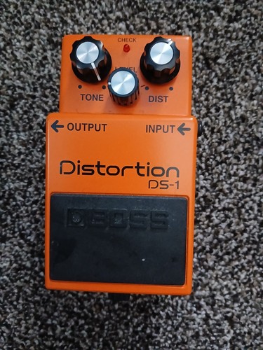Boss distortion guitar - ds-1,