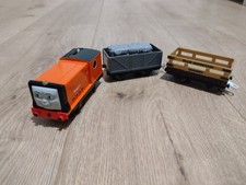 Thomas the Tank Engine Trackmaster Tomy Motorized Rusty Train with wagons