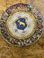 VINTAGE PIATTO DECORATIVO CON STEMMA E FIGURE IN RILIEVO.CAPODIMONTE