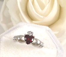 Vintage Jewelry Gold Claddagh