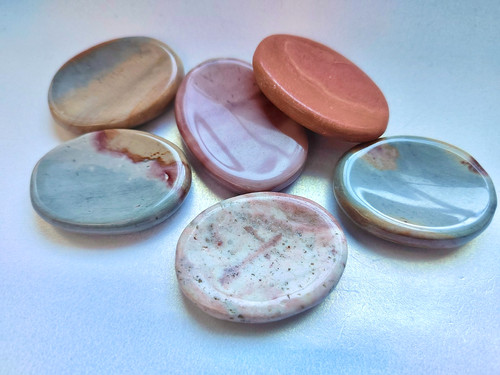 Polychrome jasper thumb stone - polychrome,