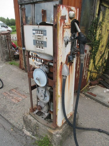Photo petrol pump old - petrol,
