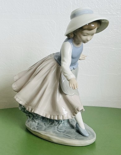Lladro nao girl with hoop - girl,