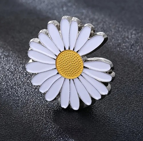 Daisy pin badge lapel brooch - daisy,