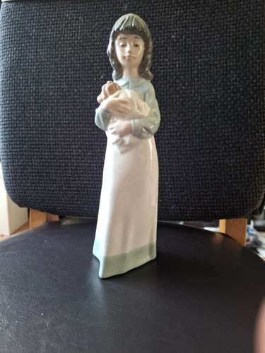 Nao figurine lladró girl - by,