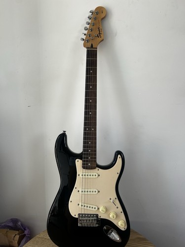 Squier strat fender - by,