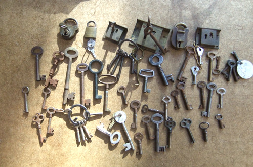 Vintage old cast iron keys - , x