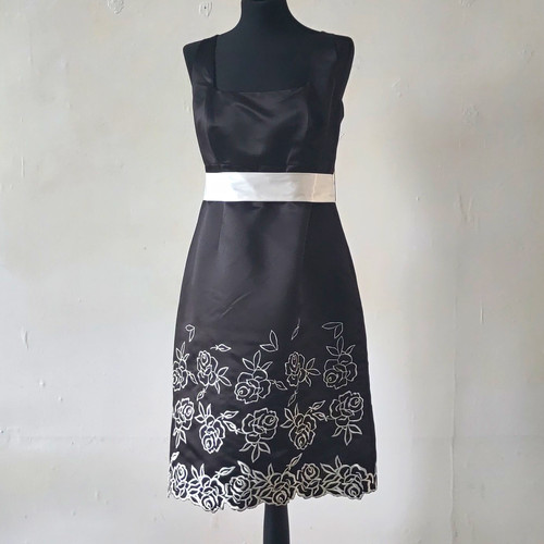 Debut black satin square - square, neck