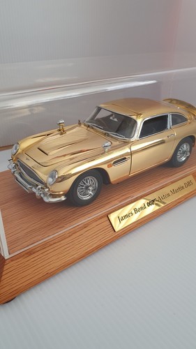 Danbury mint aston martin - martin, gold