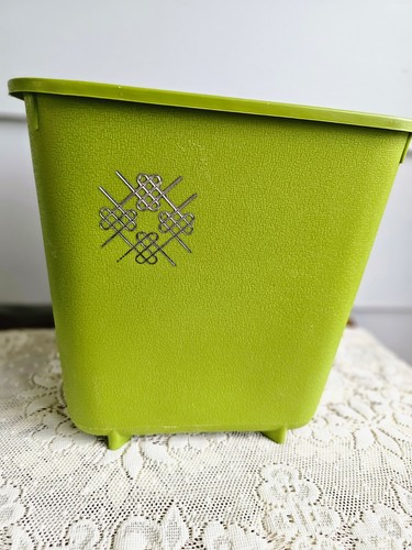 Vintage 1970s avocado green - 1970s,