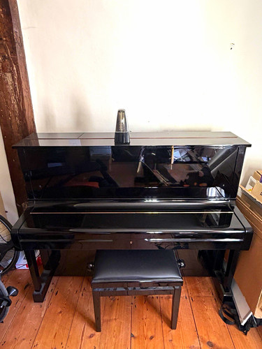 Yamaha upright piano - piano, black