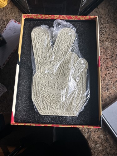 Shepard fairey peace fingers - shepard,