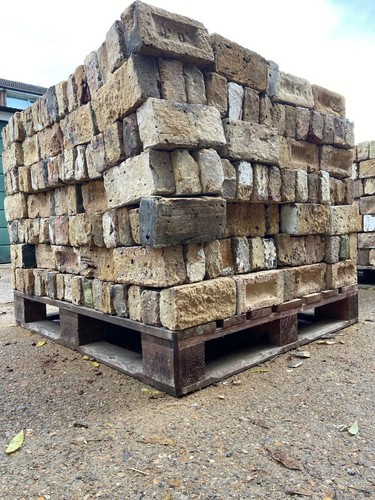 Yellow stock bricks - 🧱,