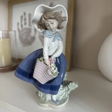 LLADRO PRETTY PICKINGS GIRL