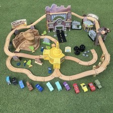KidKraft Disney Cars Radiator Springs Wooden Race Track Set Lightning mcqueen