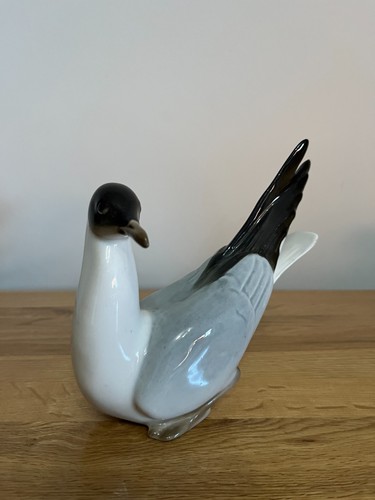 Lomonosov tern figurine raised - tern,