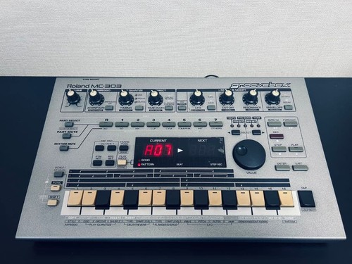 Roland 303 groovebox rhythm - roland,