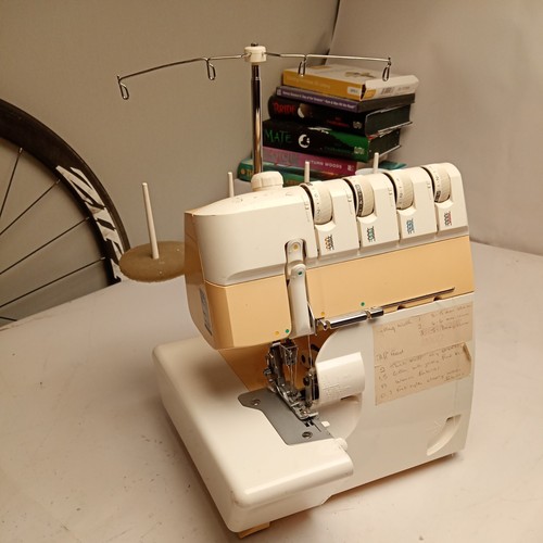 Bernina 1100d overlocker - ,