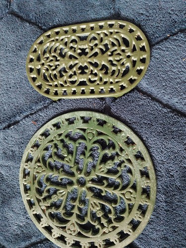 Cast iron trivets in dark - iron,