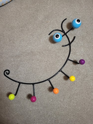 Pylones caterpillar wall - caterpillar,