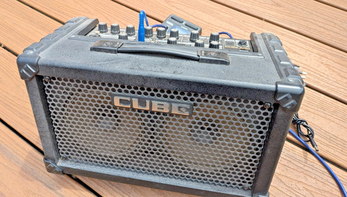 Roland cube street - roland, busking