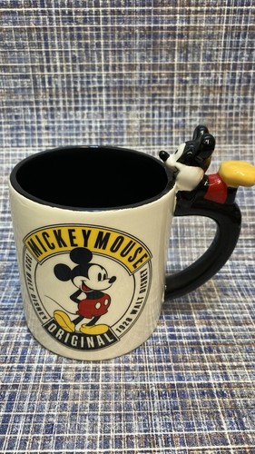 Mickey mouse embossed mug - 3d,