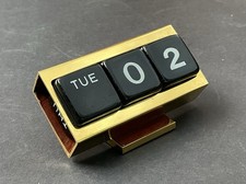 Perpetual desk calendar