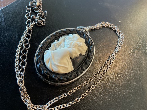 Cameo pendant lady dark - pendant, on