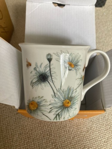 Bee tanical daisy - daisy, fine