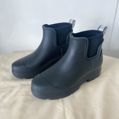 New ugg waterproof black - new,