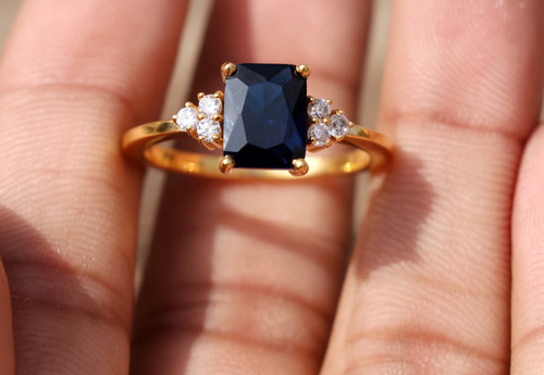 Blue sapphire ring - sapphire, gold