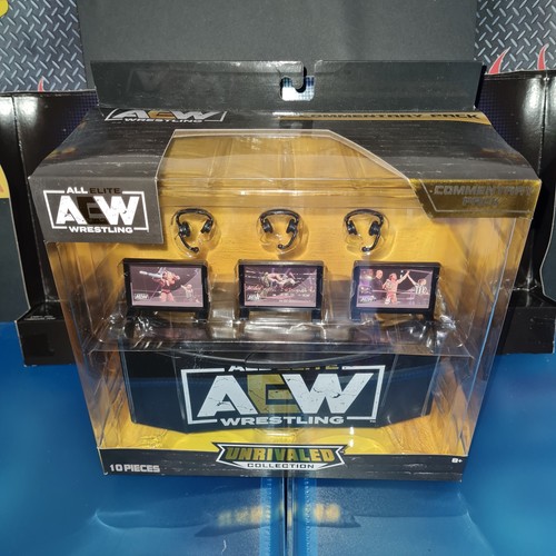 Commentators announce table - commentators,