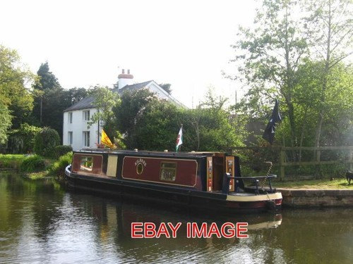 Photo boat outside house - outside, a