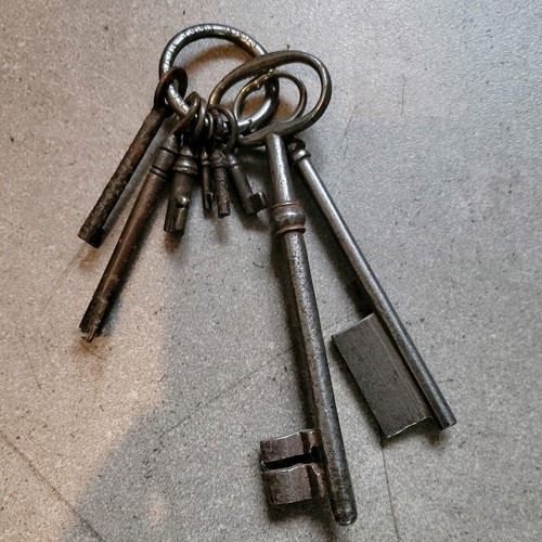 Vintage rusty keys - rusty, (various)