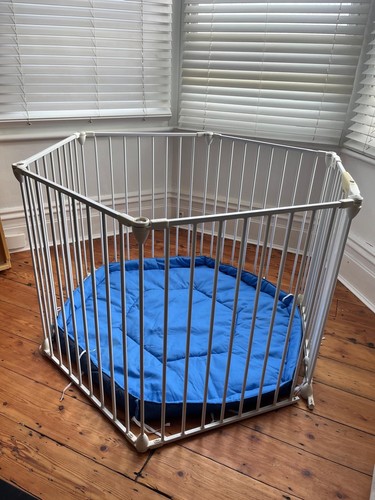 Munchkin baby playpen with - munchkin,