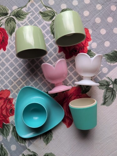 Six assorted vintage plastic - vintage,