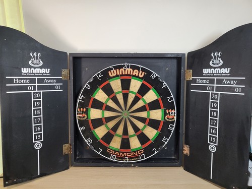 Winmau dartboard cabinet with - dartboard,