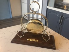 A QUALITY ANTIQUE EDWARDIAN BRASS & OAK DINNER GONG, CIRCA-1900.