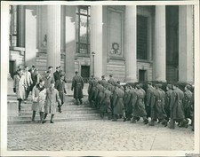 1943 Photo Usaf Cadets & Staff Move Into Yale U Classrooms For Training Ww2 7X9