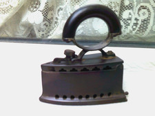 Small Antique Cast iron clothes iron ( collar & cuffs )