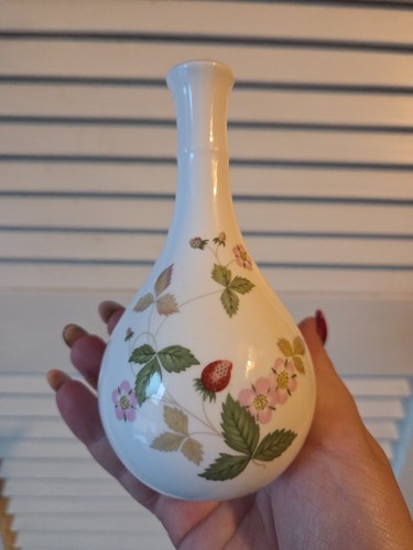 Wedgwood wild strawberry - wedgwood, bone