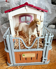 Schleich stable and horse good
