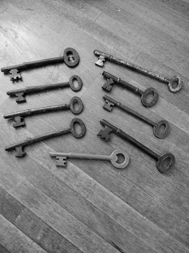 Vintage keys assorted old - assorted,
