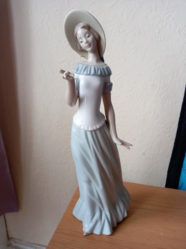 Nao lladro elegance - by,